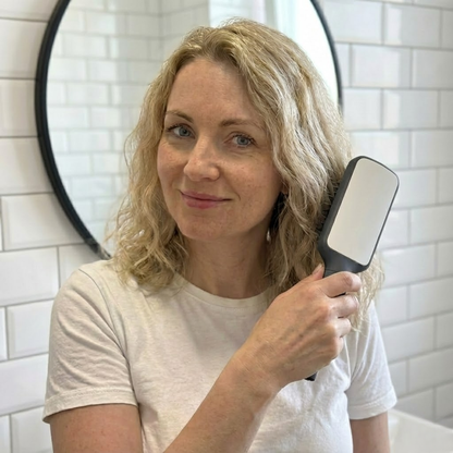 NOVIA Pure – Samoczyszcząca Szczotka do Włosów z Funkcją Masażu